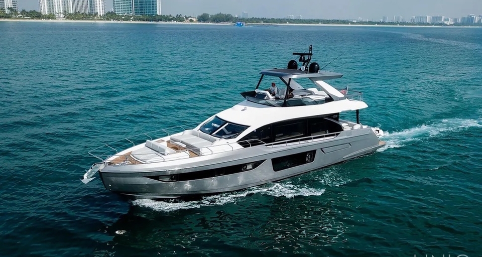 70' UNIQ Azimut Yacht Fly