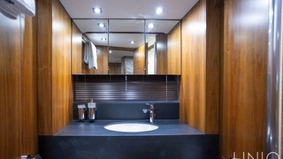 80’ UNIQ Sunseeker Yacht