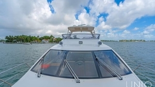 60’ UNIQ Azimut Yacht | White 60’ UNIQ Azimut Yacht | White