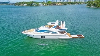 60’ UNIQ Azimut Yacht | White 60’ UNIQ Azimut Yacht | White