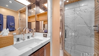 84' UNIQ Azimut Yacht