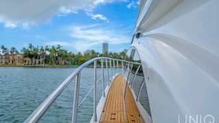 60’ UNIQ Azimut Yacht | White 60’ UNIQ Azimut Yacht | White