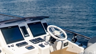 70’ UNIQ Azimut Yacht